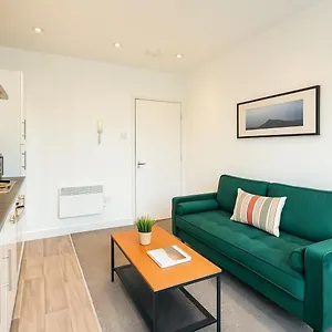 2 Bedroom Near Centre, Uni & Parks! Apartment Cardiff